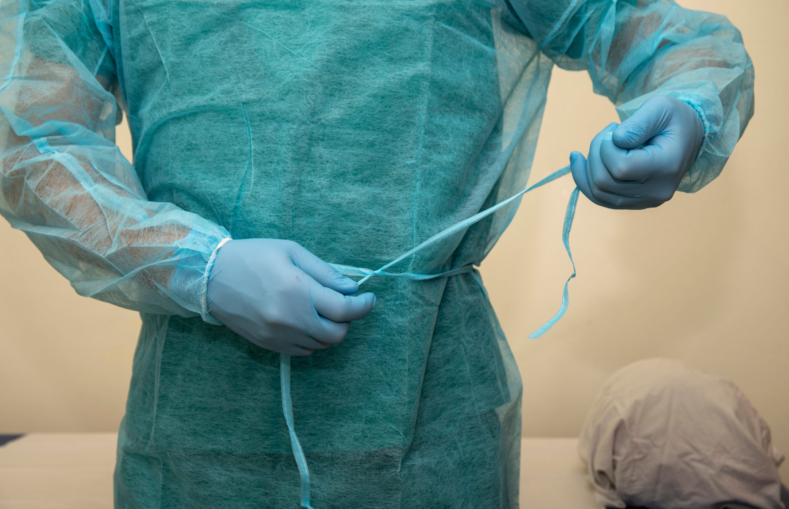 Physiotherapist,Wears,Disposable,Gown.,Preparation,For,Rehabilitation,Therapy,With,Personal